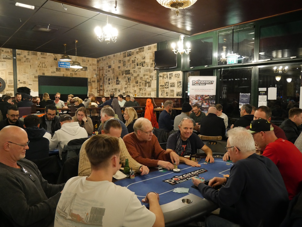 Foto volle zaal Voetbalvereniging DHC Delft