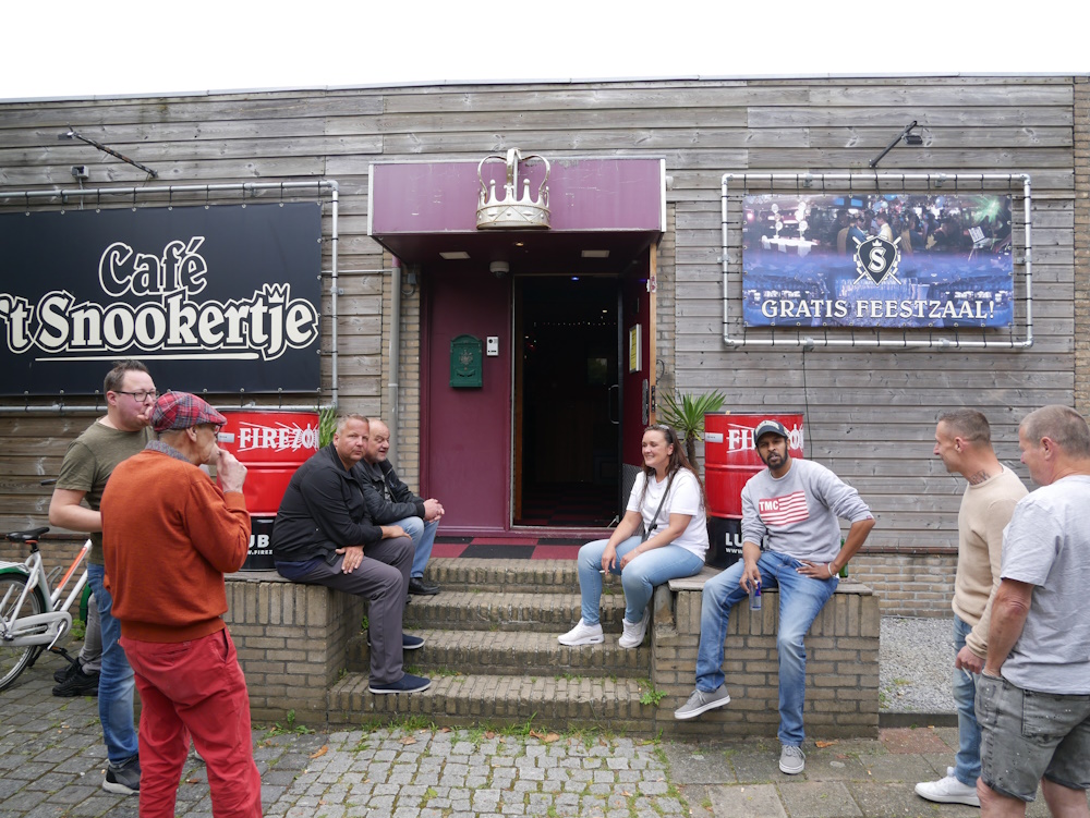 Pauze moment buiten Bussum Cafe t Snookertje