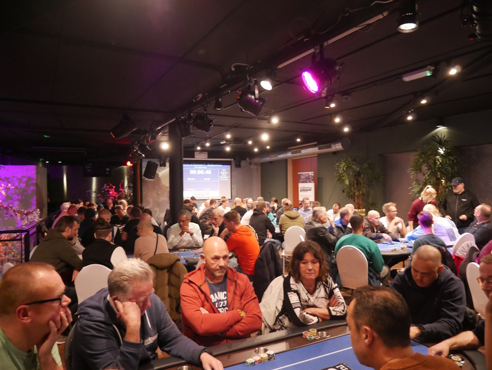 Foto Volle Zaal de Jongens van Spijkenisse