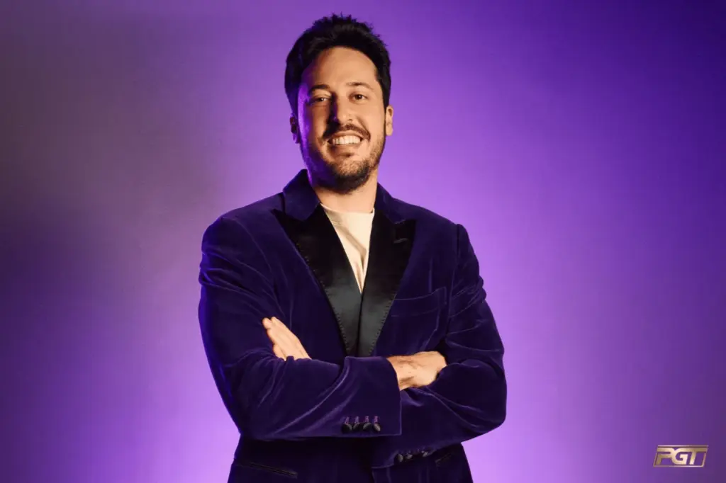 Portret van Adrian Mateos in een paars fluwelen colbert voor een paarse achtergrond