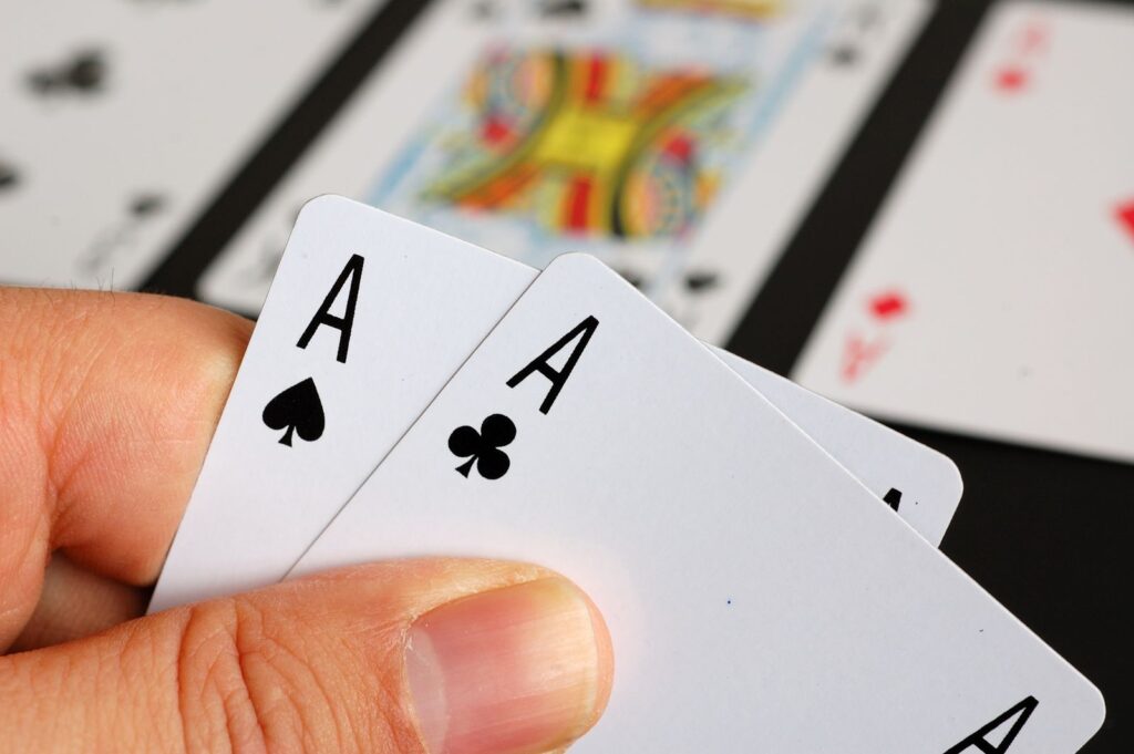 Speler kijkt naar twee azen tijdens een potje Texas Hold'em