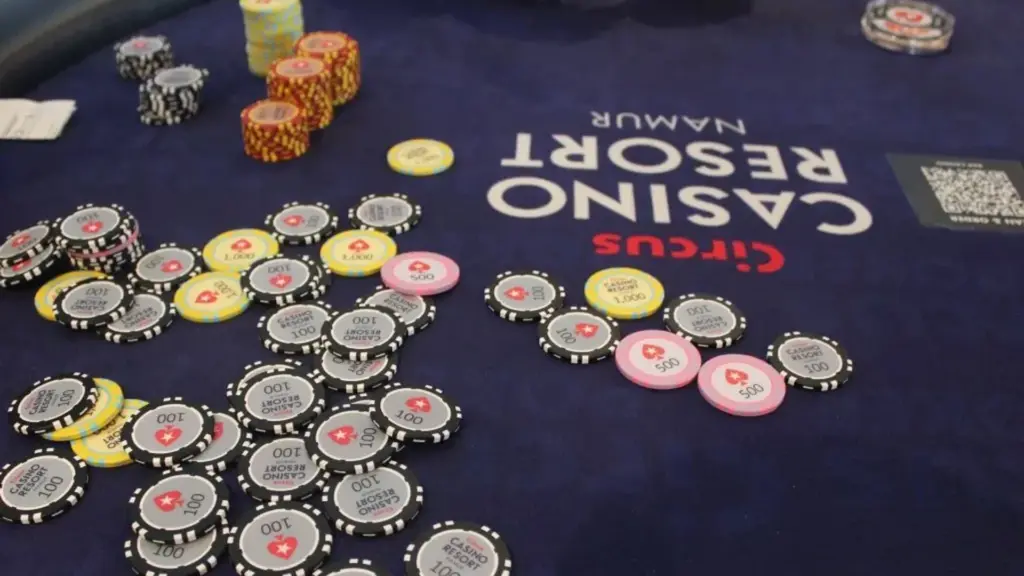 Pokerchips op een blauwe tafel van het Circus Casino Resort Namur