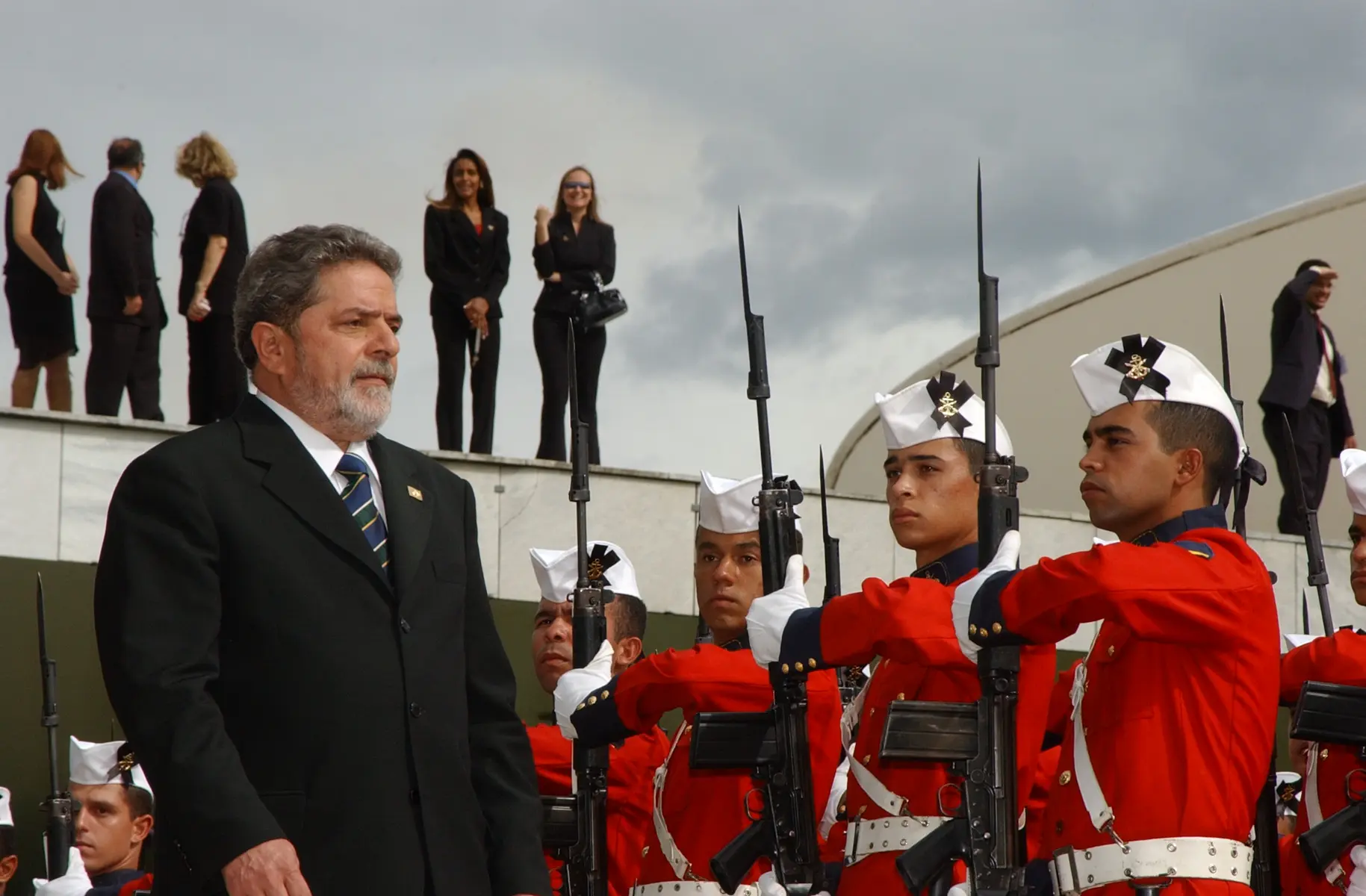 Braziliaanse president Luiz Inácio Lula da Silva tijdens een officiële ceremonie met erewachten.