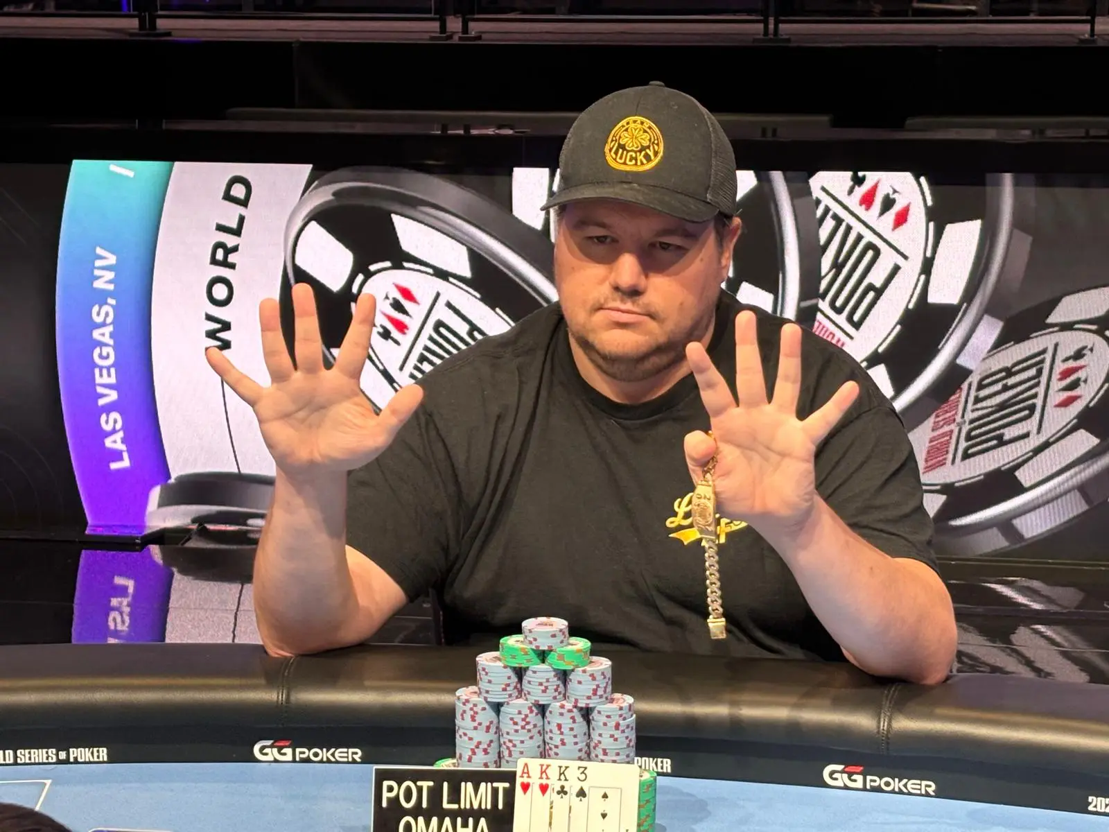 Shaun Deeb aan een pokertafel tijdens de World Series of Poker.