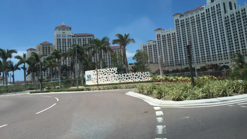 Het Baha Mar Resort in Nassau, Bahama's, met grote hotelgebouwen onder een blauwe lucht.