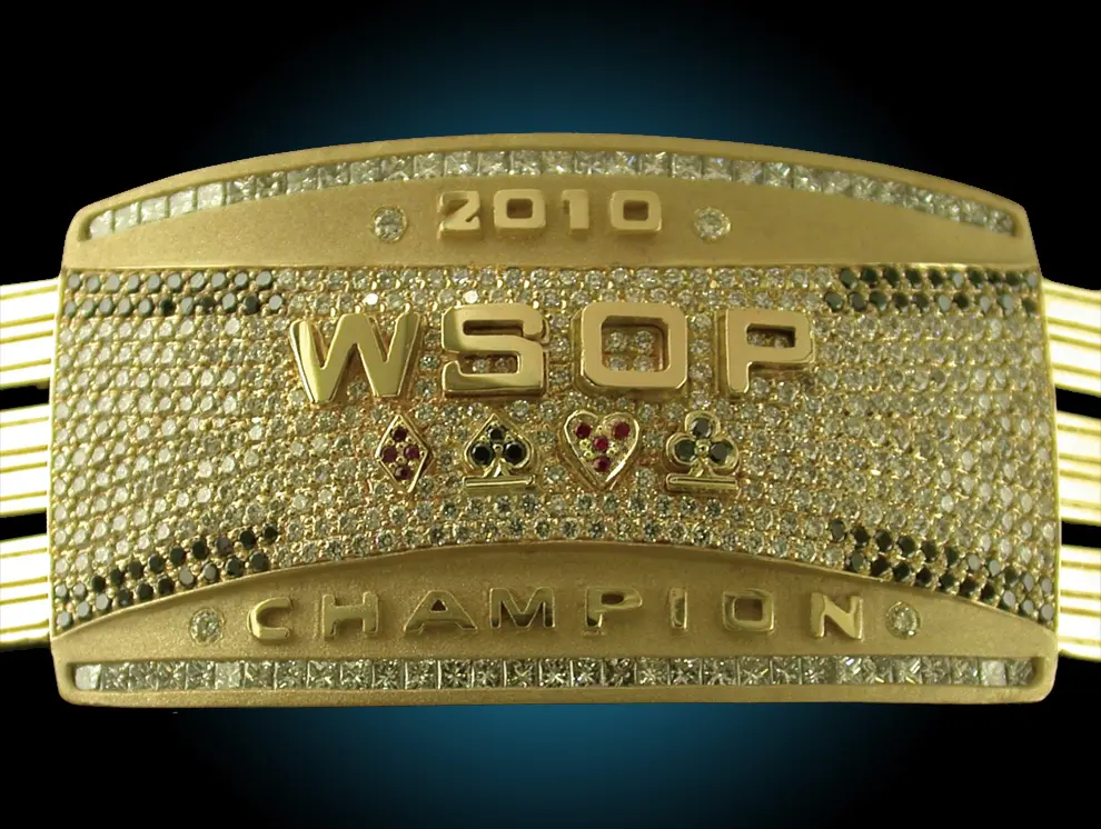 Een gouden World Series of Poker (WSOP) kampioensbracelet uit 2010, bezet met diamanten.